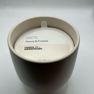 Room Essentials 2-Wick Ceramic Jar Candle Peony & Freesia 13.5oz - NEW